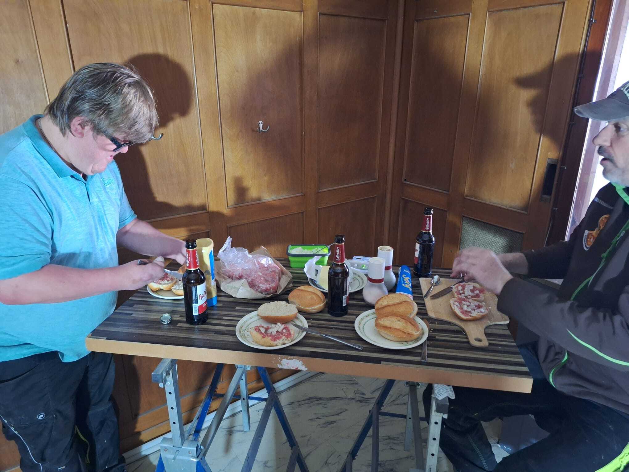Die Bauleitung ordnet Frühstück an